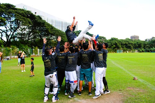 優勝し、胴上げされるマニラエンペラーズ田山監督=19日、首都圏タギッグ市で沼田康平撮影