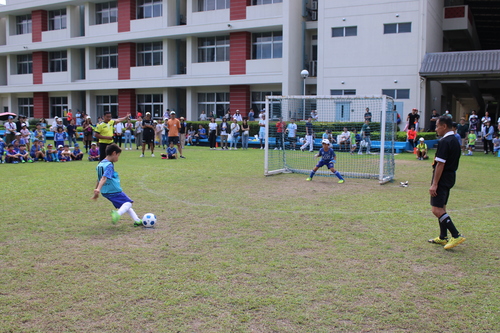多くの観客が見守る中、行われた子どもチームのPK戦=19日午前、首都圏タギッグ市で沼田康平撮影