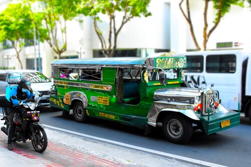 首都圏を走るジプニー=マカティ市アルナイス通りで竹下友章撮影