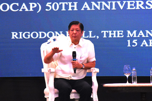 比外国人特派員協会の会見で質問に答えるマルコス大統領=15日、マニラホテルで竹下友章撮影