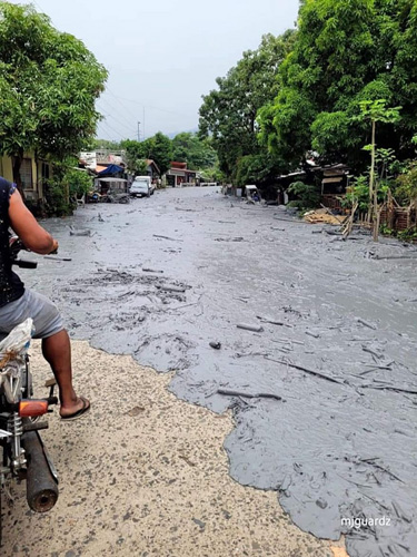 カンラオン市に流れ込んだ火山灰泥流=カンラオン市オンラインのフェイスブックより