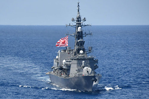 2日の日比海上共同活動に参加する海自護衛艦「さざなみ」=在比日本大使館提供