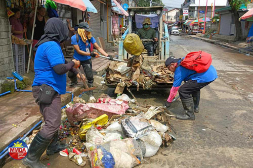 道路にあふれたごみを撤去する首都圏開発庁の職員ら=同庁フェイスブックより