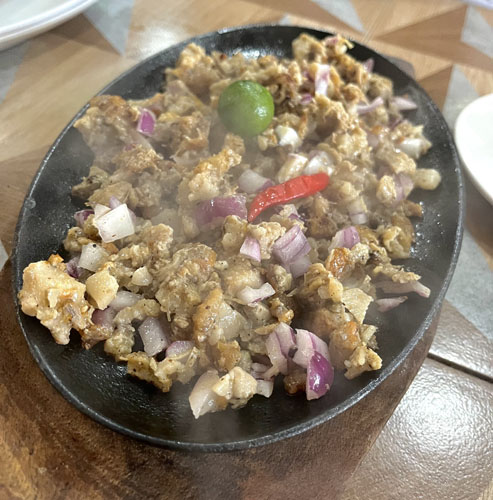 シシグ発祥の店とされる「アリン・ルーシン・シシグ」のサンアグスティン店のシシグ=24年3月、パンパンガ州で深田莉映撮影