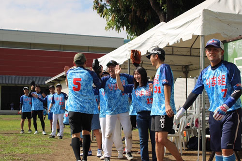 ハイタッチするりま組Sの選手ら=13日、日本人会ソフトボール委員会提供