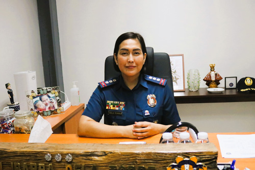 まにら新聞のインタビューに応じるマカティ署のデラトレ新署長=16日夜、マカティ警察署署長室でジャスパール・タン撮影