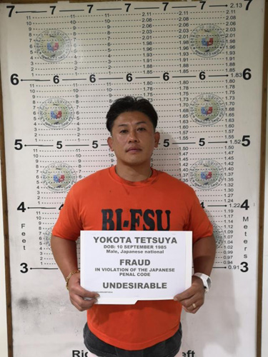 拘束されたヨコタ・テツヤ容疑者=入管提供