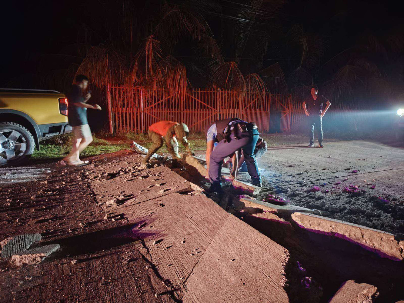 セブ州サンレミヒオ町の損傷した道路上での比国軍と比国家警察による復旧作業=比国軍提供