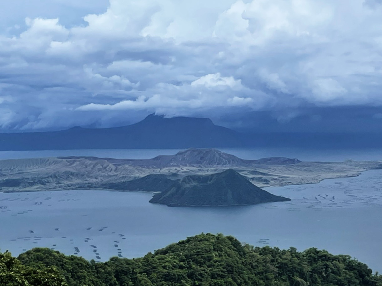 タール火山=9月29日、タガイタイ市で宇井日菜撮影