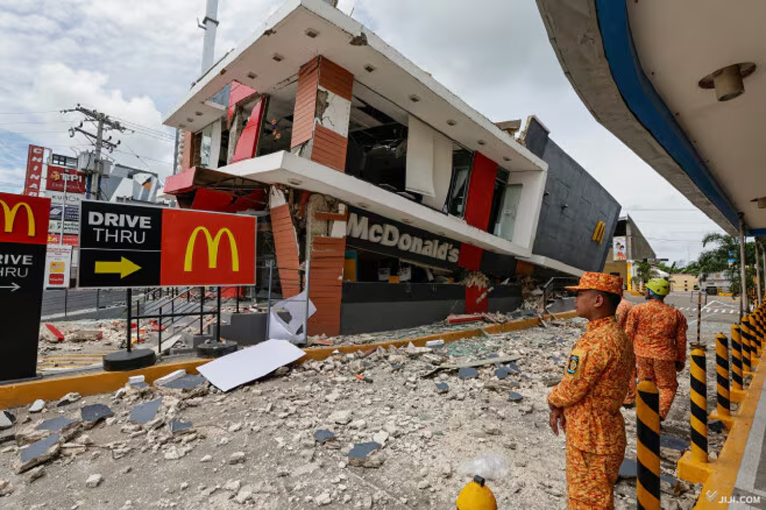 セブ州サンレミヒオ町で地震被災者の救護対応にあたる消防ボランティア=2日、セブ市のアーキバル市長公式フェイスブックより