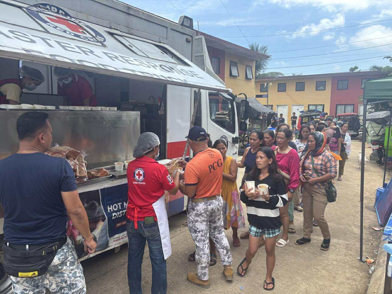 比赤十字による、セブ州ボゴ市での炊き出しの様子=3日、比赤十字公式フェイスブックより