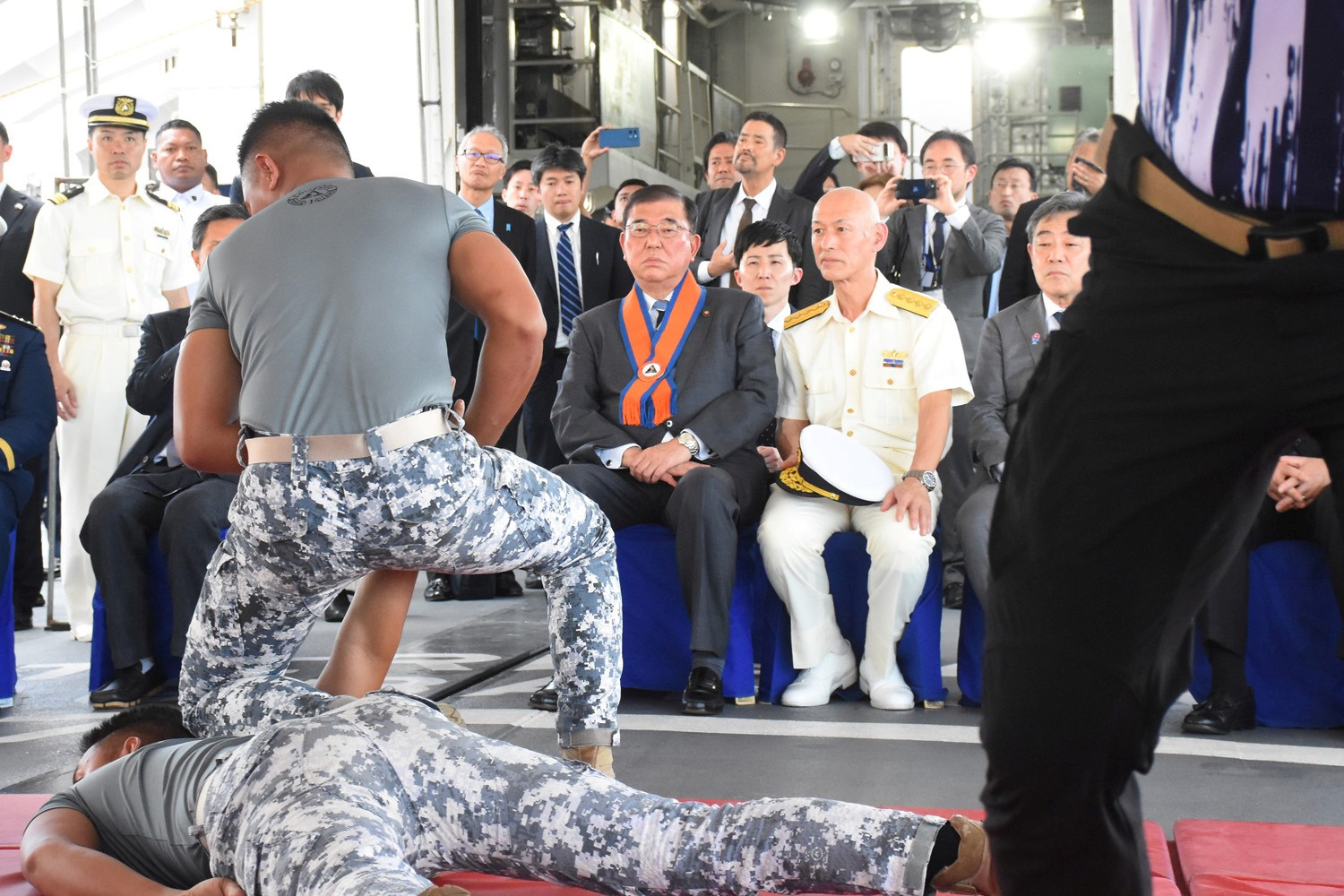 4月30日に比沿岸警備隊を視察した石破首相=マニラ湾巡視船上で竹下友章撮影