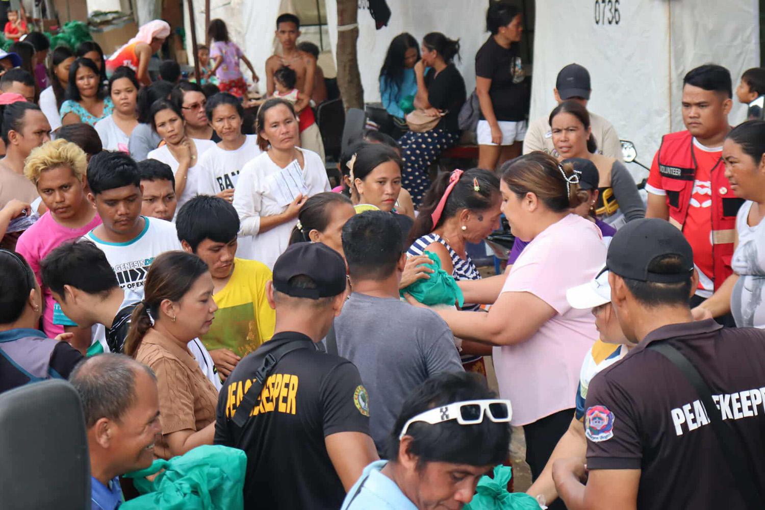震源地に近いボゴ市で緊急食糧支援を受け取る市民たち=ボゴ市フェイスブックページより
