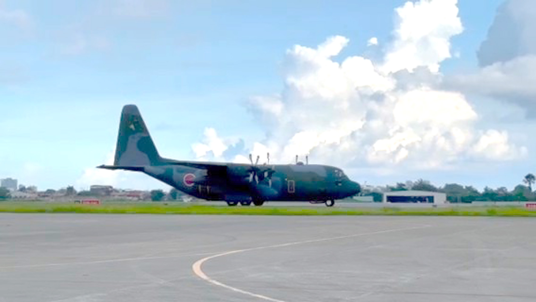 初のRAAの適用を受けてマクタン空軍基地に着陸した自衛隊輸送機KC130=7日、比空軍提供