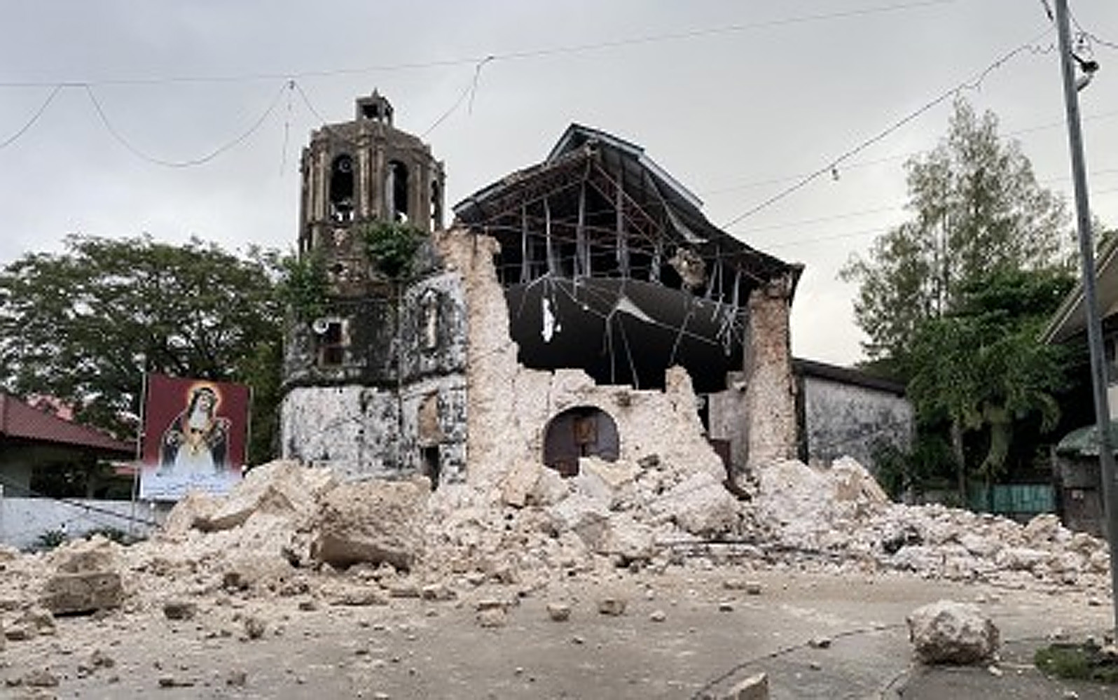 地震で甚大な被害が出たダアンバンタヤン町の教会=サンタロサ・デリマ大司教区教会の提供写真