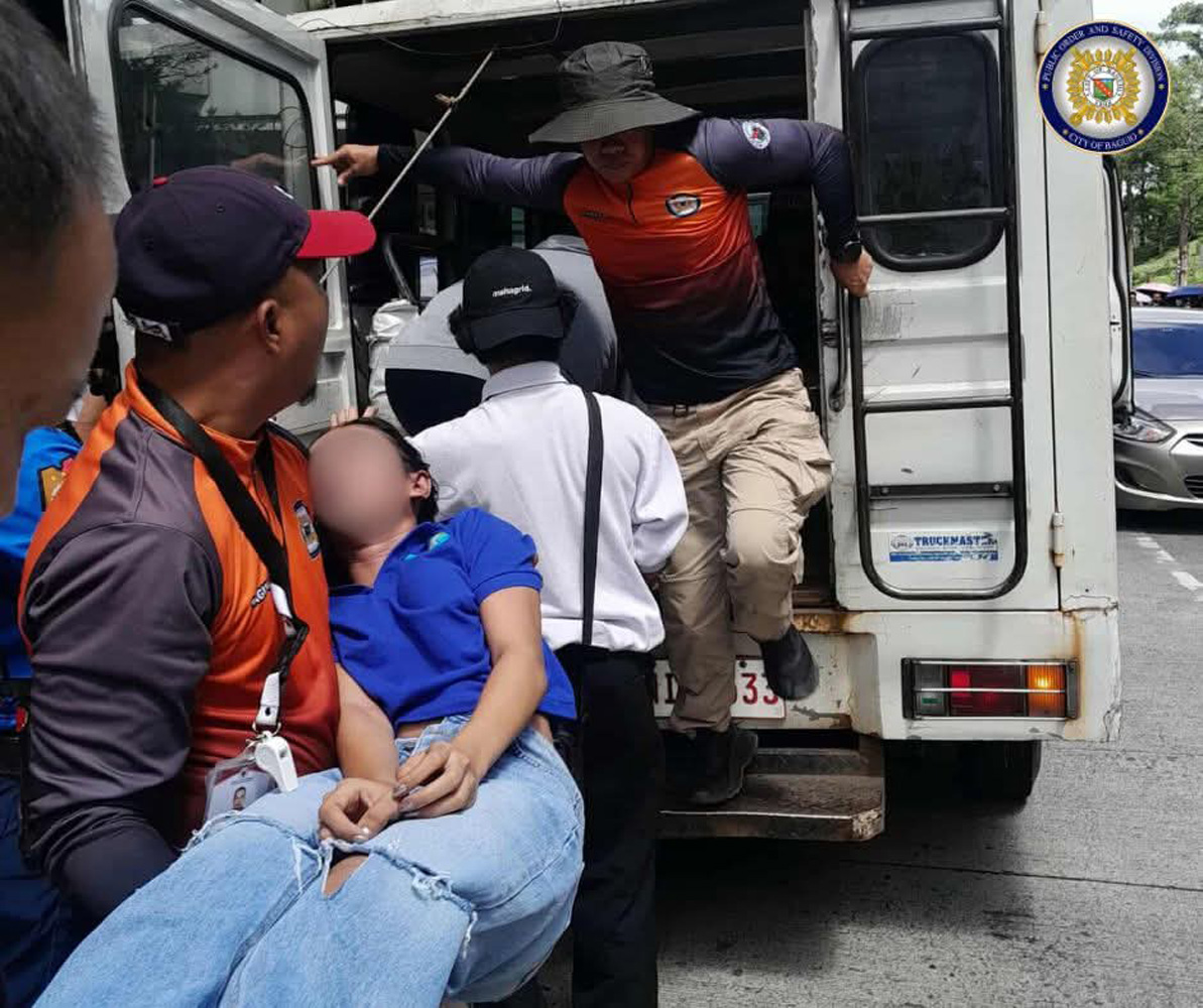 搬送される急患=9日、バギオ市(バギオ市公報課より)