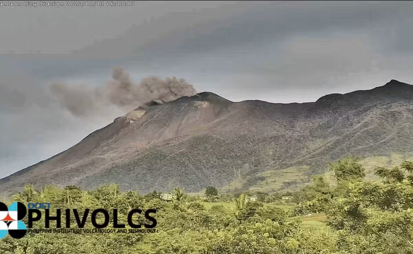 火山灰の噴出が発生したカンラオン火山=比火山地震研究所のフェイスブックより