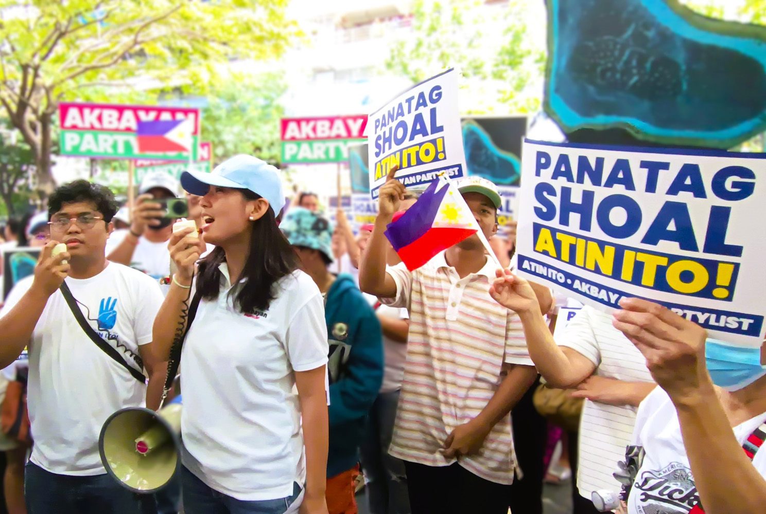 中国領事館前のデモ。中央がアクバヤンのダビド代表=22日午前10時過ぎ、首都圏マカティ市で竹下友章撮影