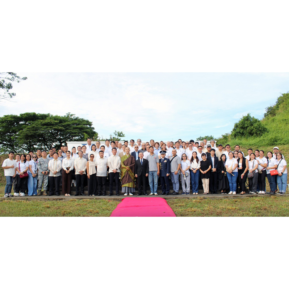 25日にマバラカット市慰霊碑で開かれた慰霊祭=CIAC提供