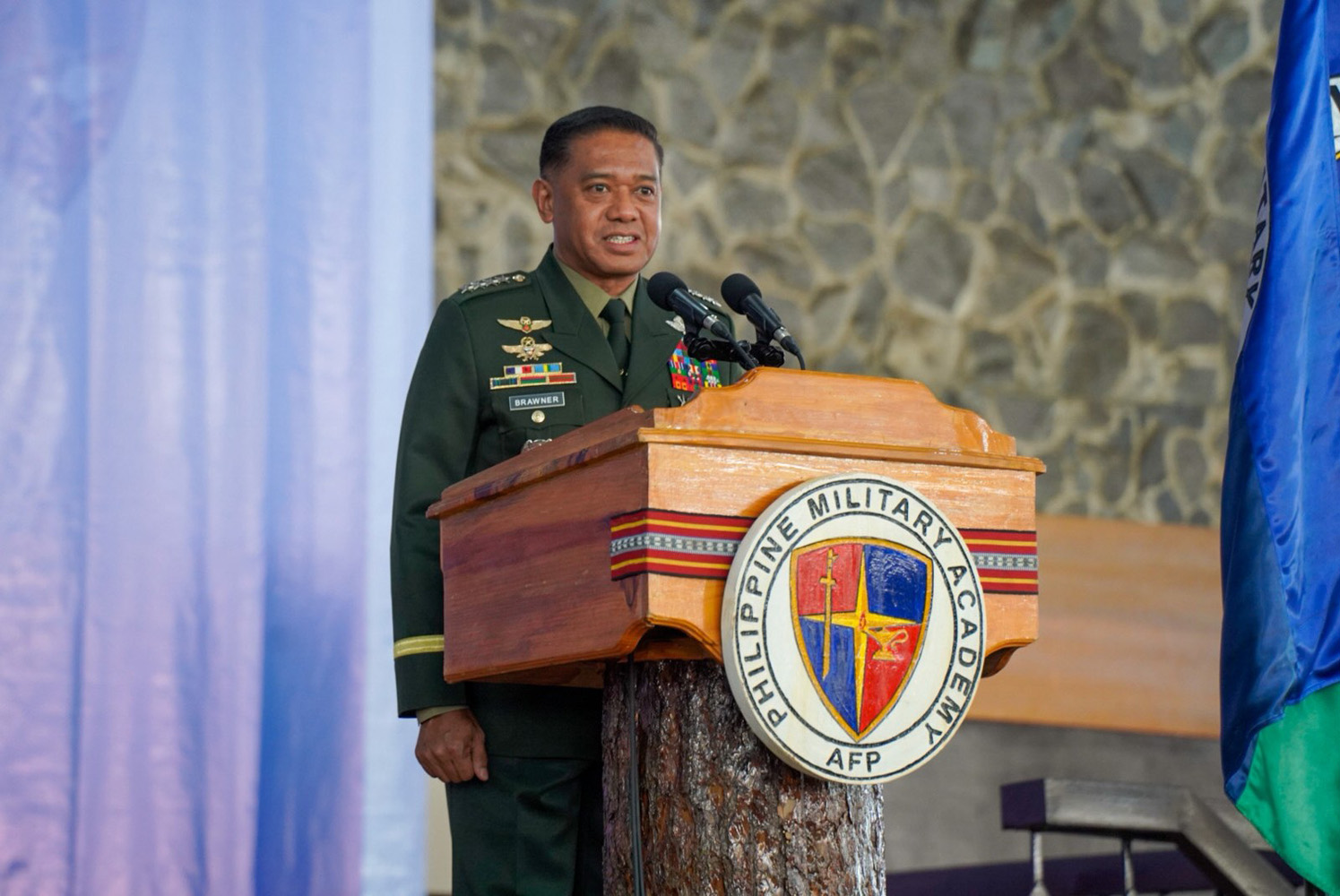 国軍士官学校設立127周年記念式典でスピーチした国軍制服組トップのブラウナー参謀総長=25日、バギオ市比国軍士官学校(比国軍提供)