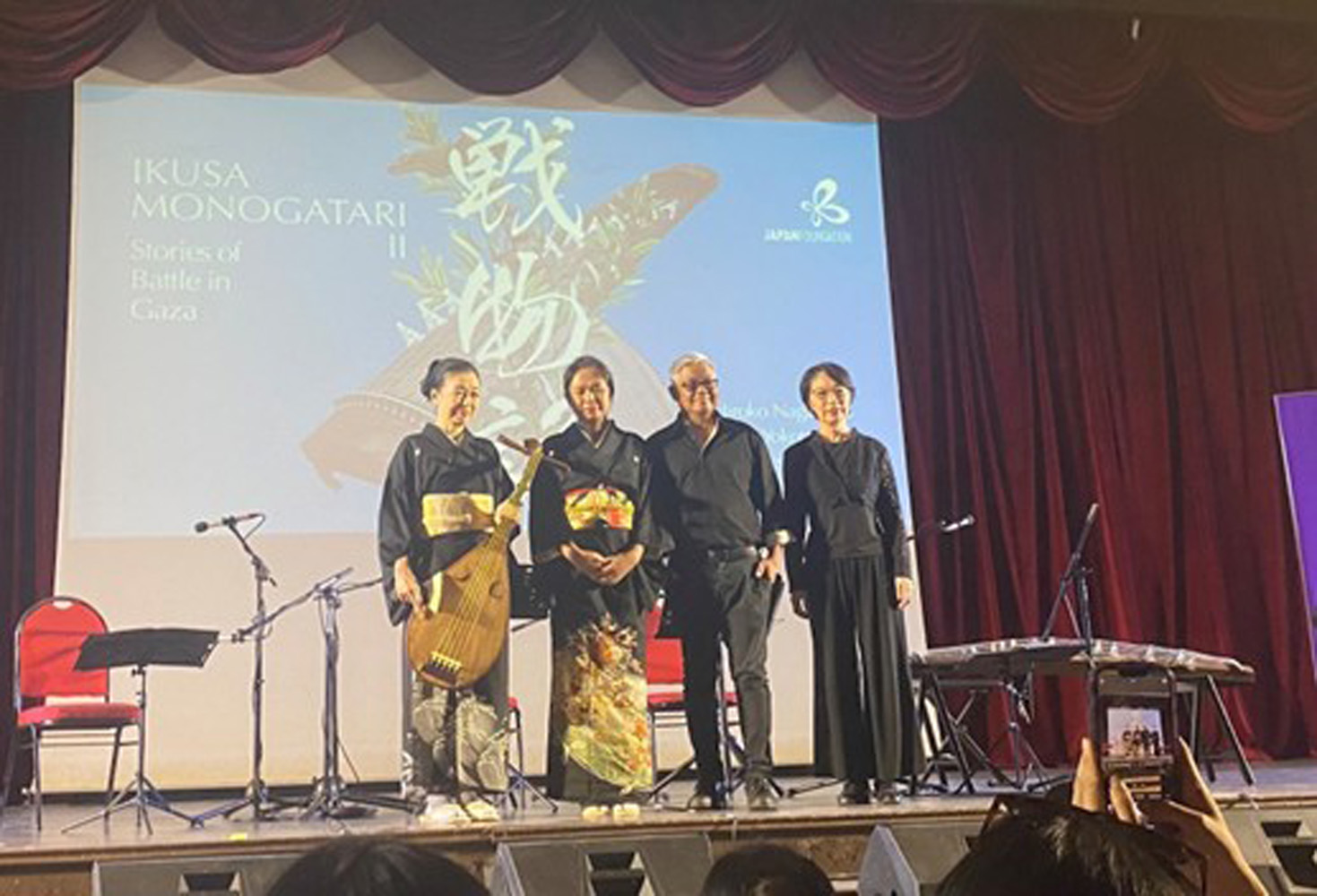 舞台に立つ横田桂子氏、ラム・ポテロ氏、ロディ・ベラ氏、永井博子氏=ダバオ市で鴨志田唯氏撮影