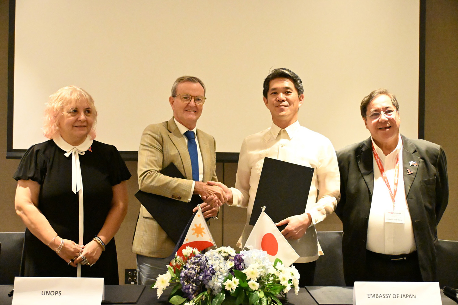 遠隔地における結核検診体制強化計画の署名式=30日、日本国大使館提供