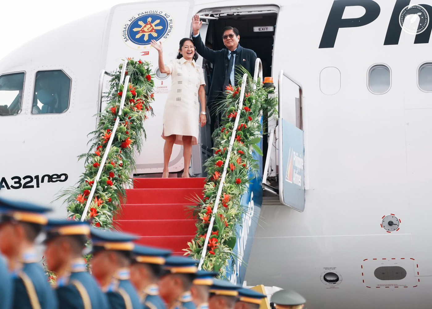 出発するマルコス大統領夫妻=30日、首都圏パサイ市ビリヤモール空軍基地(大統領府公開)