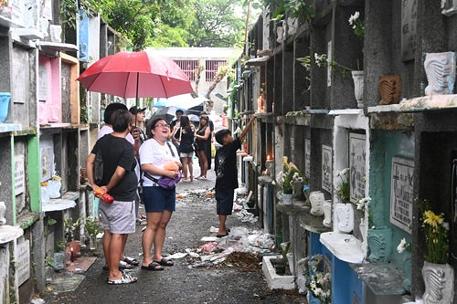 万聖節で故人をしのぶために集まった人々=23年11月1日、首都圏マニラ南部墓地で深田莉映撮影