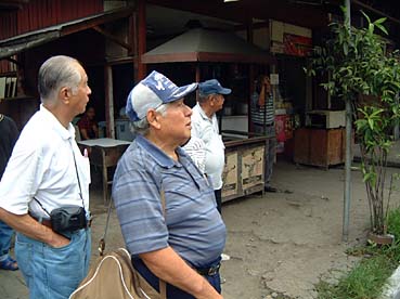 少年期を過ごしたダバオ市マガリヤネス通りに立つ並里さん(左から2人目)。左端は父が「竹川ハードウエア」を経営していた竹川豊さん