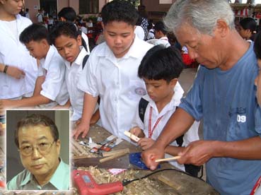 ダバオ日系人会付属小学校の児童に竹細工を教える日本人ボランティア(右端)。今年8月には移民百周年記念式典がダバオでも開催される。顔写真は網代正孝会長