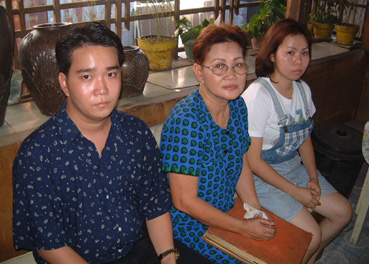 マイケルさん(左端)が大学を卒業する直前、デリアさん(中央)に末期がんが見つかった