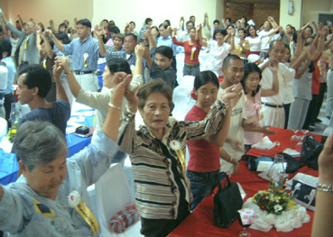 移民百周年を機に開かれた比日系人会連合会の全国大会。2・5世約250人が集った