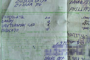 日本人男性が子供へ送った小包の送付状。「チョコレート20袋。キャンディ3袋・・」にどのような思いを込めたのか