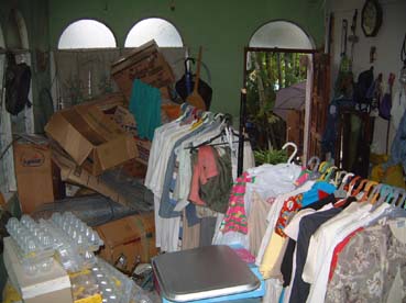 浸水を避けるため居間にうずたかく積まれた家財道具。日本人男性との暮らしを想像させる物は一つも見当たらなかった