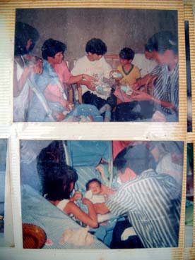 ミック君誕生直後に撮影された写真。古ぼけたアルバムには、幸せな「家族の時間」がシミだらけになって記録されていた