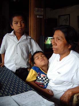 孫3人の面倒をみているレイナさん(右端)。日本生まれの拓真君(左端)は来比直後は日本語を話したが、今はビサヤ語だけになった