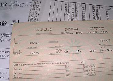 8年前に失効した真理亜さんの日本旅券。日本人男性の戸籍謄本にはアニーさんに無断で届けられた離婚の記録があった