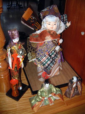 ヌエバエシハ州にあるリサさんの自宅では、日本人男性の買った日本人形が今もタロウ君の成長を見つめ続けている