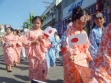 8月下旬、ダバオ市で行われた日本人移民百周年パレードで、日本の国旗を手に行進する日系人の子供たち