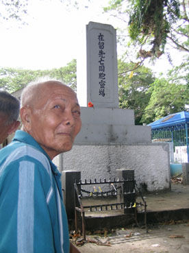 旧日本人墓地に建つ「在留先亡同胞霊塔」と墓地の流転を見守ってきたマンダロネスさん