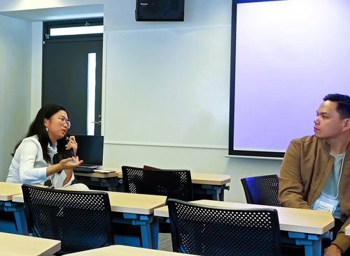 質疑に応える広島大博士前期課程のアリッサさん(左)ら=22日、都留文科大(山梨県都留市)で竹下友章撮影