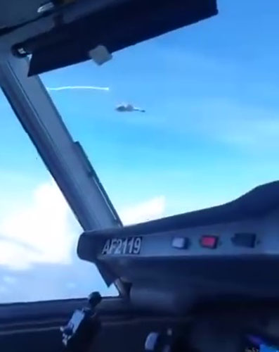 比空軍機の進路上にフレアを発射する中国多目的戦闘機=8日(比空軍提供)