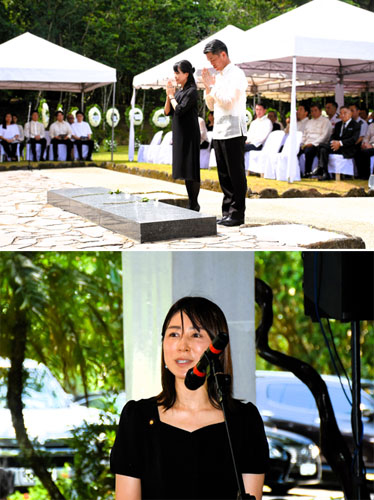 (上)戦没者慰霊碑に手を合わせる遠藤和也大使と明子夫人=15日、ラグナ州カリラヤ日本人戦没者慰霊園で竹下友章撮影。(下)慰霊最後の懇親会でスピーチする塩村参議院議員=15日、ラグナ州カマリンレークリゾートで竹下友章撮影