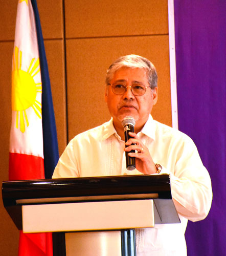 質問に答えるマナロ外相=16日、首都圏マニラ市で竹下友章撮影