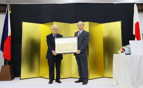 石川義久在ダバオ日本総領事から賞状を受け取る三宅光氏(左)=ダバオで太田勝久撮影