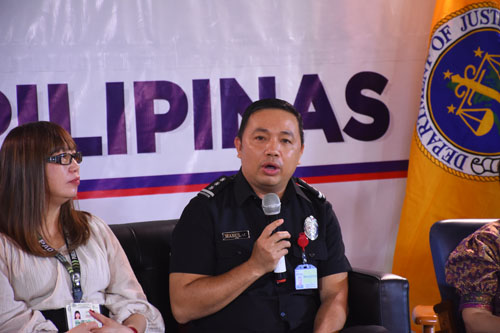 質問に答える入管のマブラク報道官代行=27日、首都圏ケソン市で竹下友章撮影