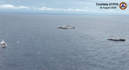 エスコダ礁の補給任務に向かう比巡視船(左)と、妨害しようと接近する複数の中国海警局船=タリエラ報道官のXより