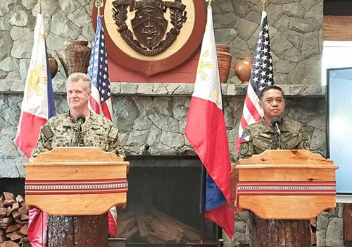 会見を開いたブラウナー参謀総長(右)と米インド太平洋軍パパロ司令官=29日、バギオ市でロビーナ・アシド撮影