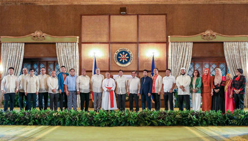 大統領府で開かれたMNLF最終和平合意28周年記念式典の出席者ら=2日、大統領府が公開