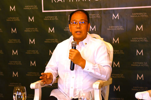 記者の質問に答えるガルベス和平・和解・統合担当大統領顧問=4日、首都圏マニラ市マニラホテルで竹下友章撮影